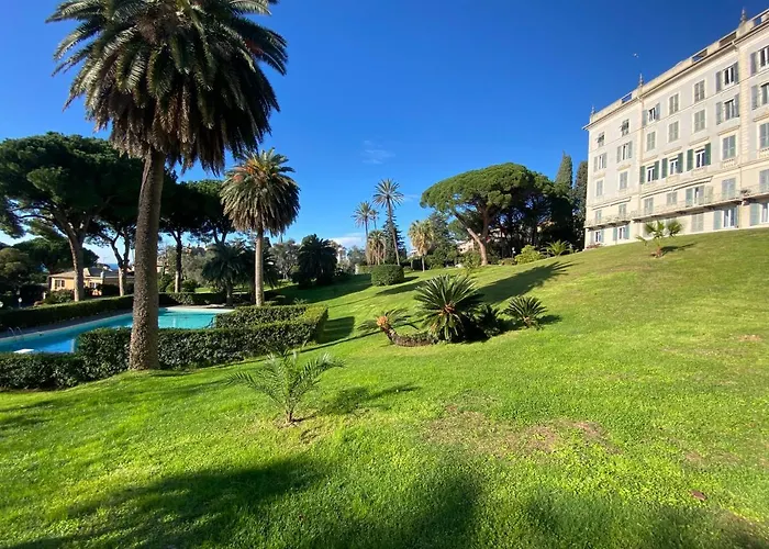 Casaviva-Stylish Trilo With Ac-Shared Pool-Parking